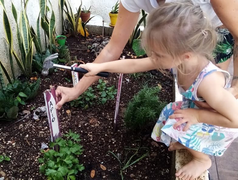 Aprendizaje y cuidado de la naturaleza en el jardín