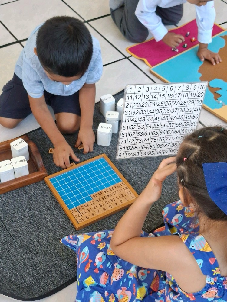 Niños explorando la tabla del cien
