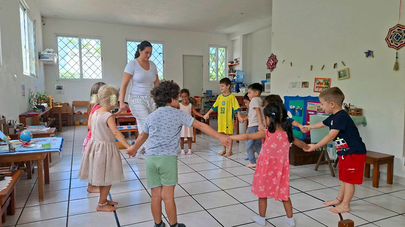 Niños y guía compartiendo una actividad en círculo dentro de GAL