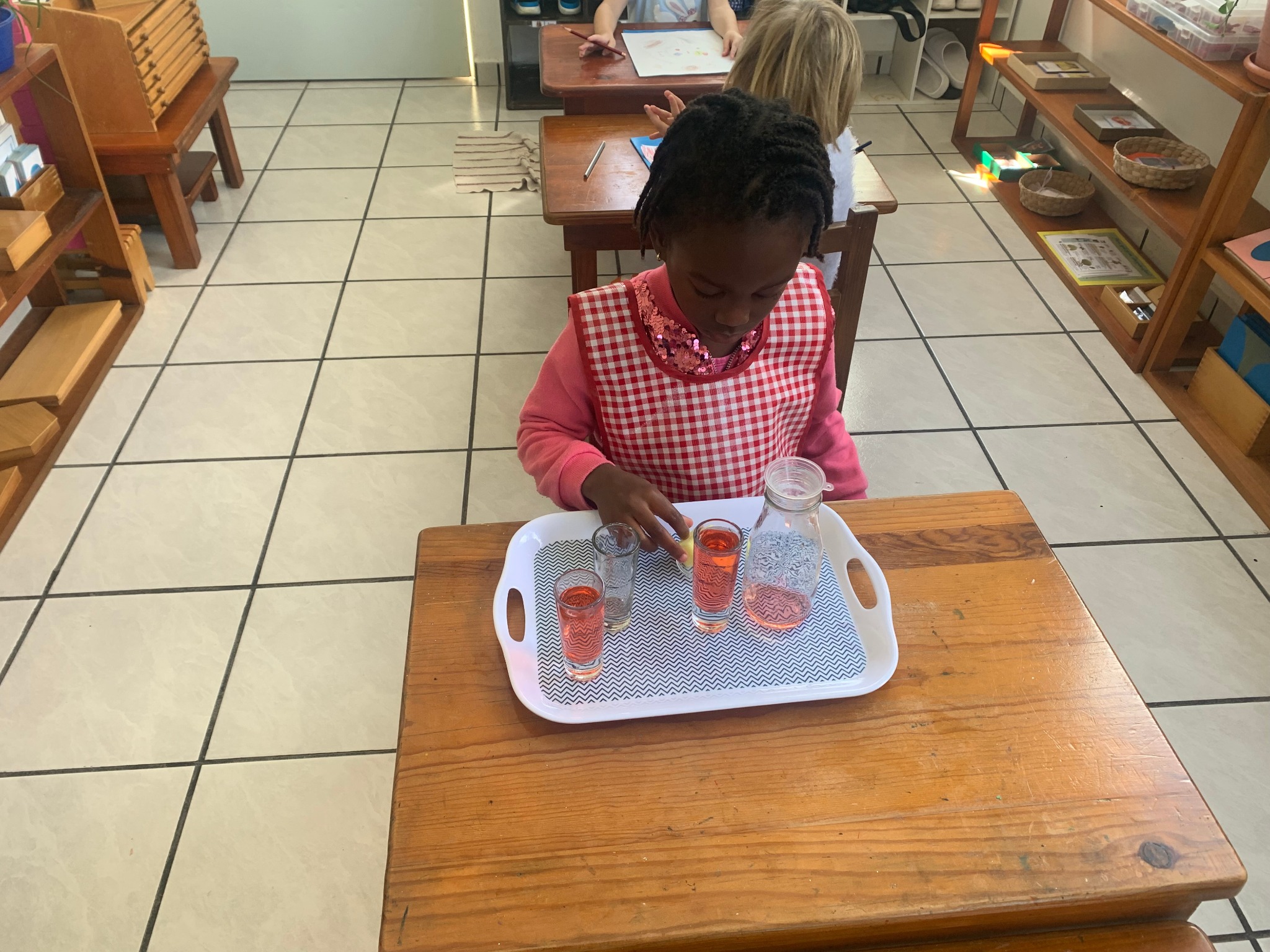 Una niña realizando una actividad de vida práctica