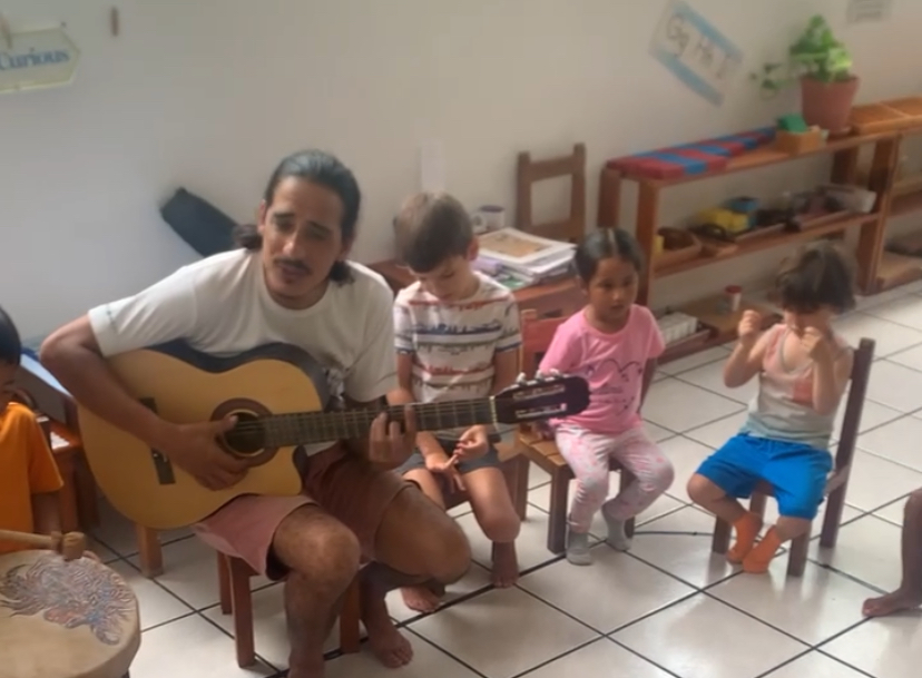 Niños compartiendo una experiencia musical con el maestro de música