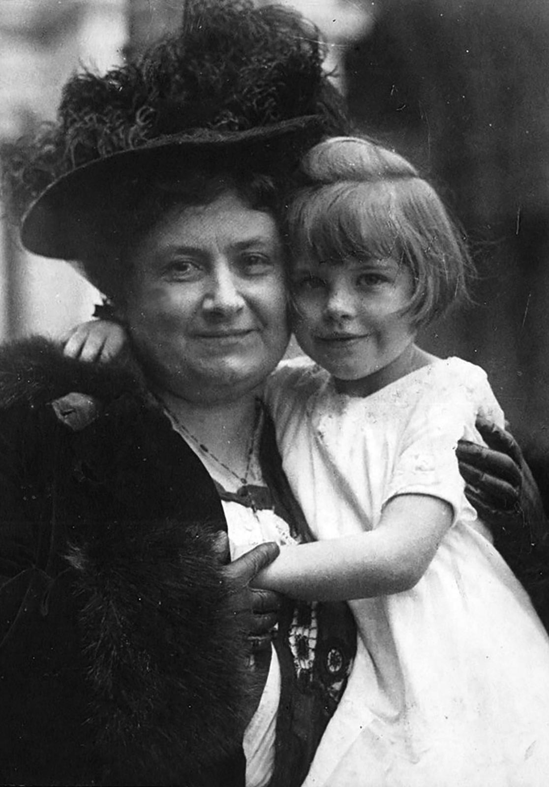 María Montessori junto a una niña