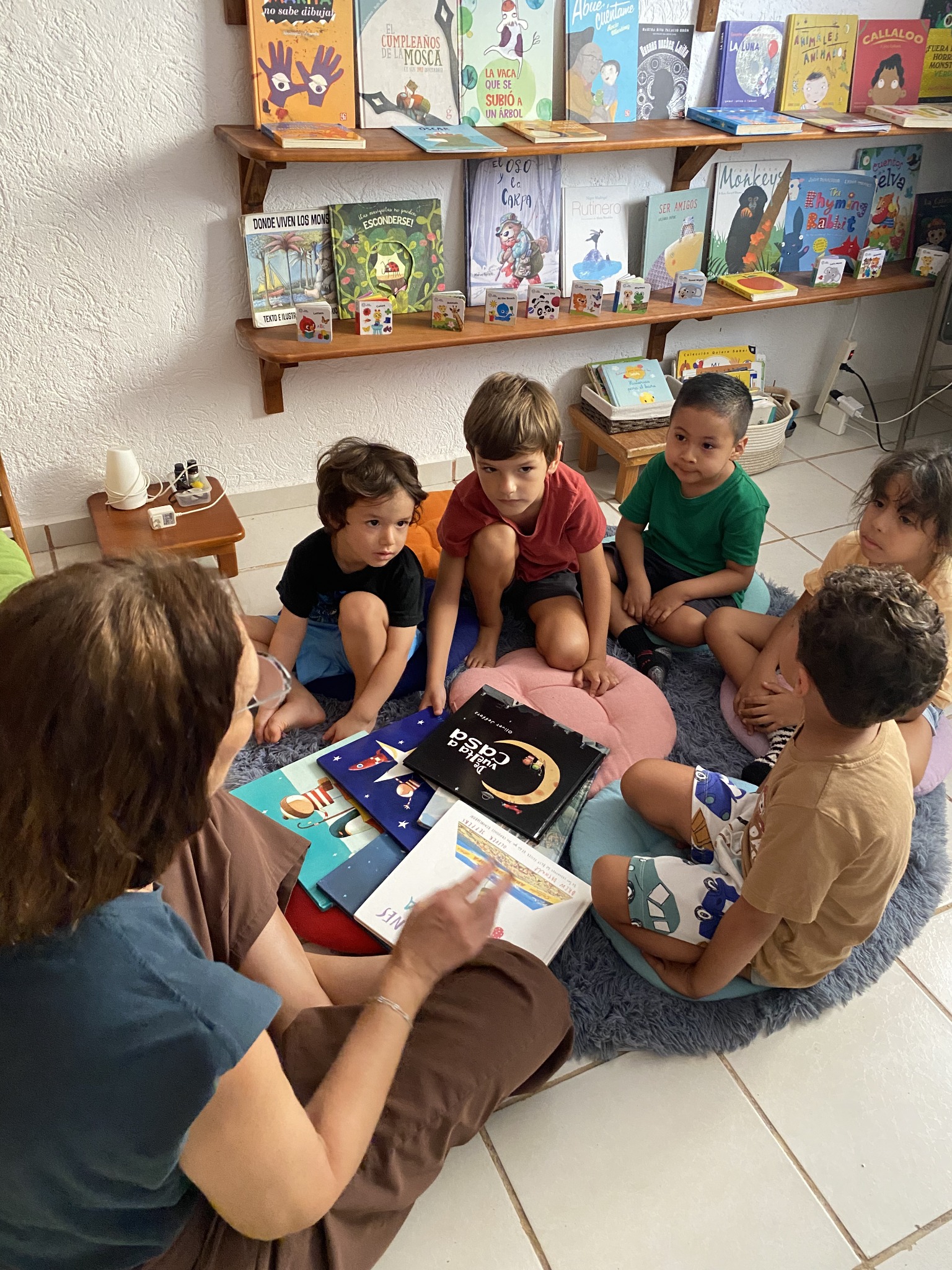 Niños participando de una experiencia de lectura en GAL